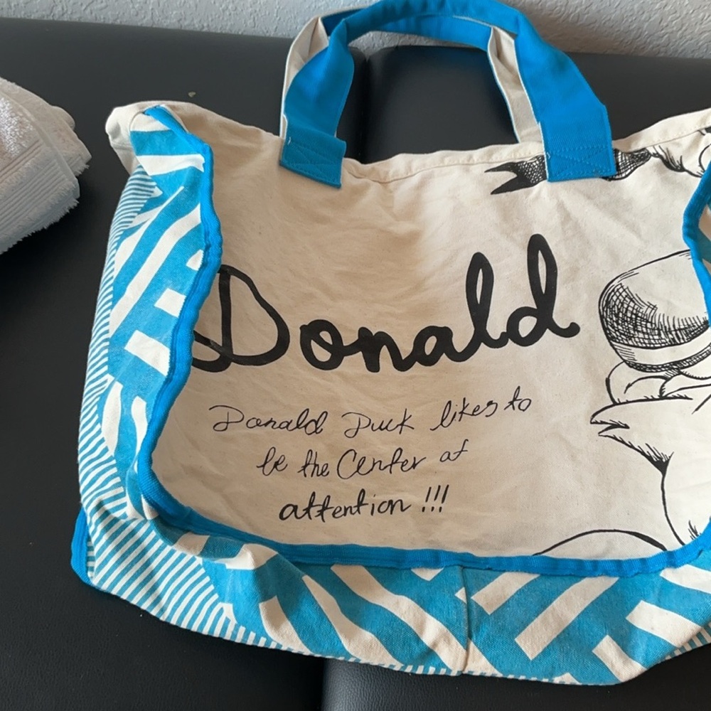 Rare. Disney Donald Duck Likes to be Center of Attention. Large Tote. Authentic